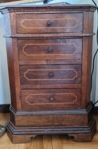 Cassettiera-in-legno-massello