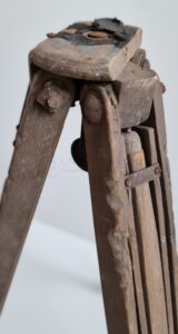 Antico cavalletto fotografico in legno