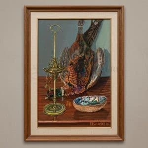 Quadro ad olio dipinto da P. Postorino nel 1976, raffigurante un fagiano cromaticamente vibrante, una lucerna ad olio in ottone e un tavolo rustico.